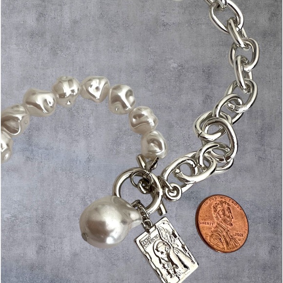 Faux pearls & silver plated chunky necklace with a square charm - Picture 2 of 5